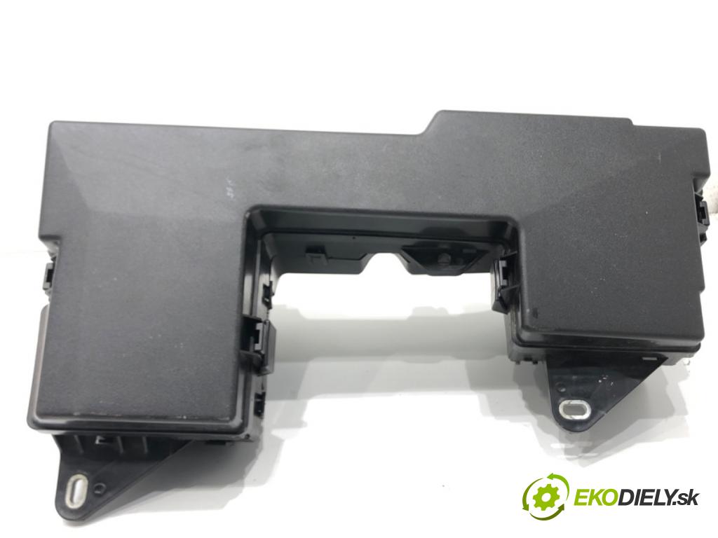 JAGUAR XF I (X250) 2008 - 2015    3.0 250 kW [340 KM] benzyna 2012 - 2015  skříňka poistková 8X2T-14A003-AB (Pojistkové skříňky)