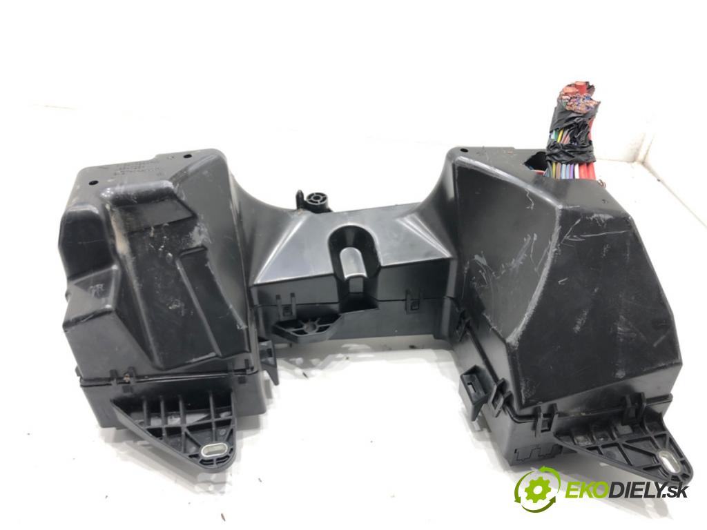 JAGUAR XF I (X250) 2008 - 2015    3.0 250 kW [340 KM] benzyna 2012 - 2015  skříňka poistková 8X2T-14A003-AB (Pojistkové skříňky)