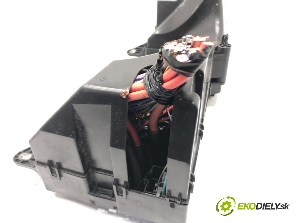 JAGUAR XF I (X250) 2008 - 2015    3.0 250 kW [340 KM] benzyna 2012 - 2015  skříňka poistková 8X2T-14A003-AB (Pojistkové skříňky)