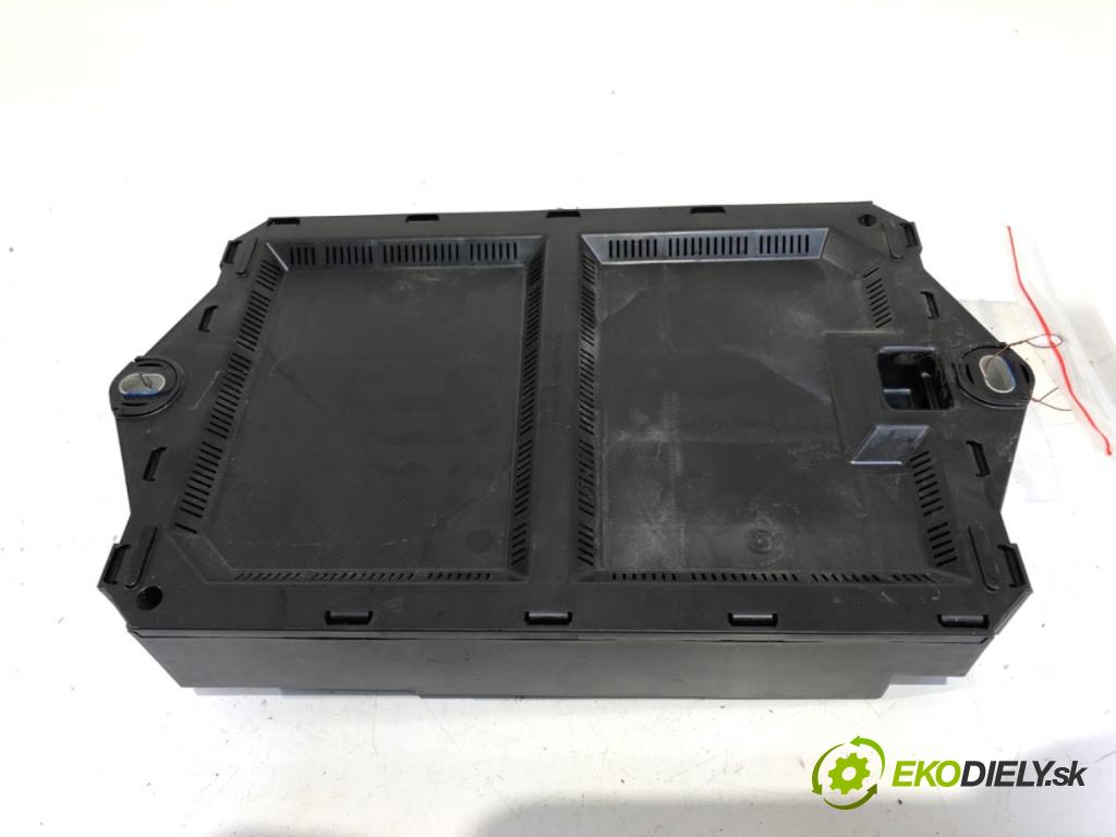 JAGUAR XF I (X250) 2008 - 2015    3.0 250 kW [340 KM] benzyna 2012 - 2015  skříňka poistková DX23-14B476-AG (Pojistkové skříňky)