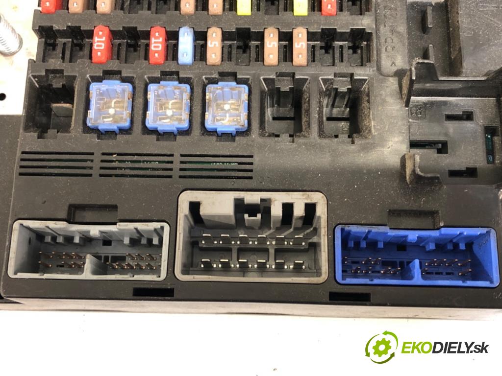 JAGUAR XF I (X250) 2008 - 2015    3.0 250 kW [340 KM] benzyna 2012 - 2015  skříňka poistková DX23-14B476-AG (Pojistkové skříňky)