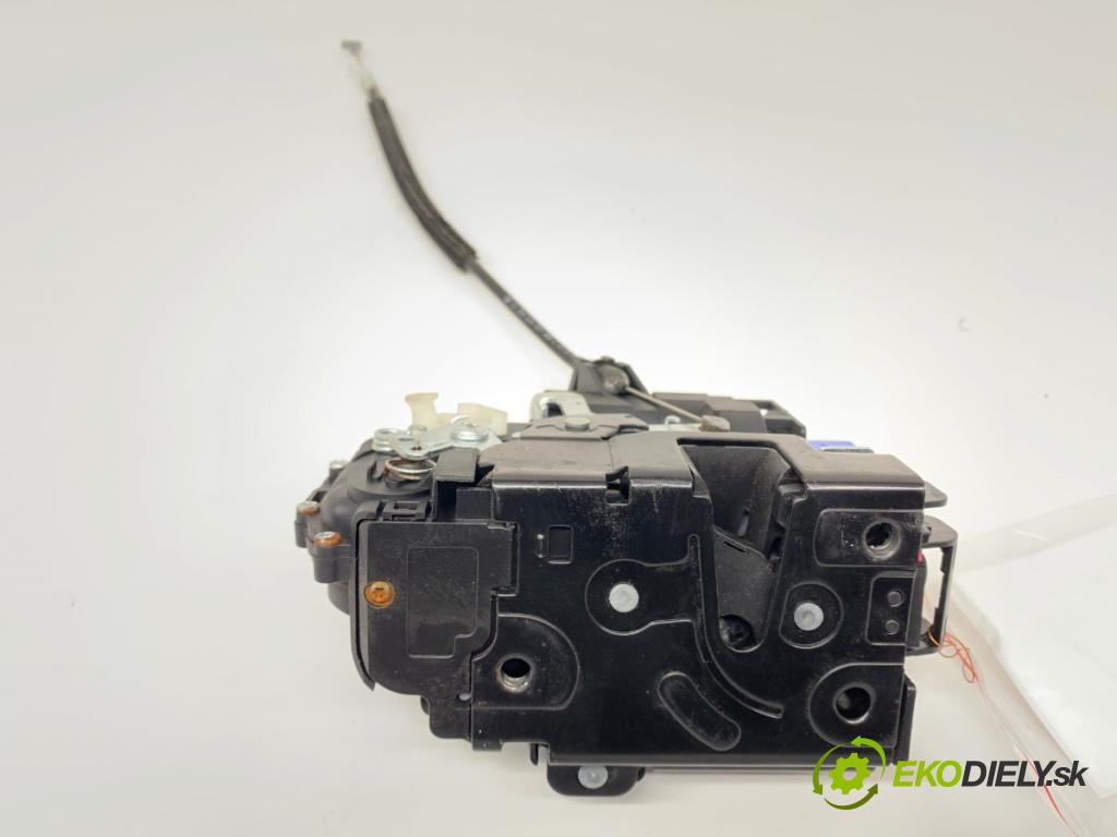 SKODA FABIA II (542) 2006 - 2014    1.2 51 kW [70 KM] benzyna 2007 - 2014  zámok dveře levý přední část 
