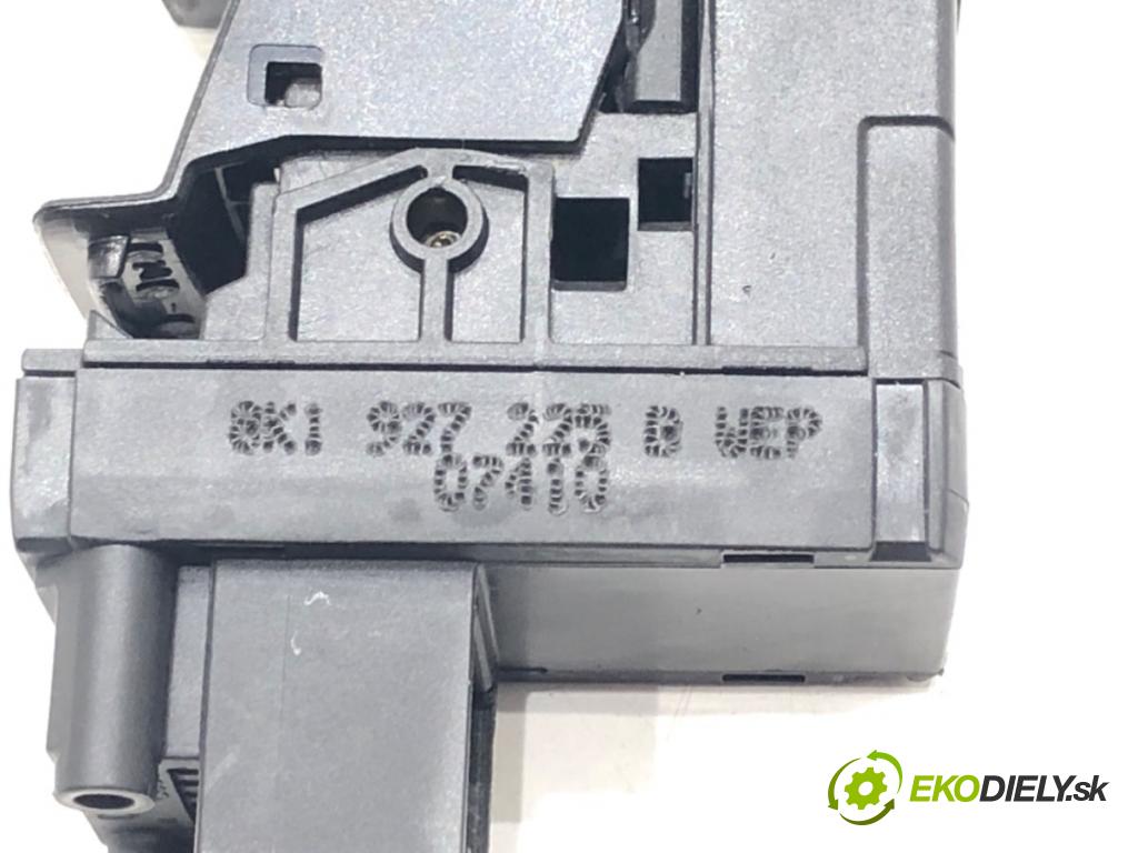 AUDI A4 B8 Avant (8K5) 2007 - 2015    2.0 TDI 125 kW [170 KM] olej napędowy 2008 - 2012  Spínač brzdy ručnej brzdy 8K1927225B (Prepínače, spínače, tlačidlá a ovládače kúrenia)