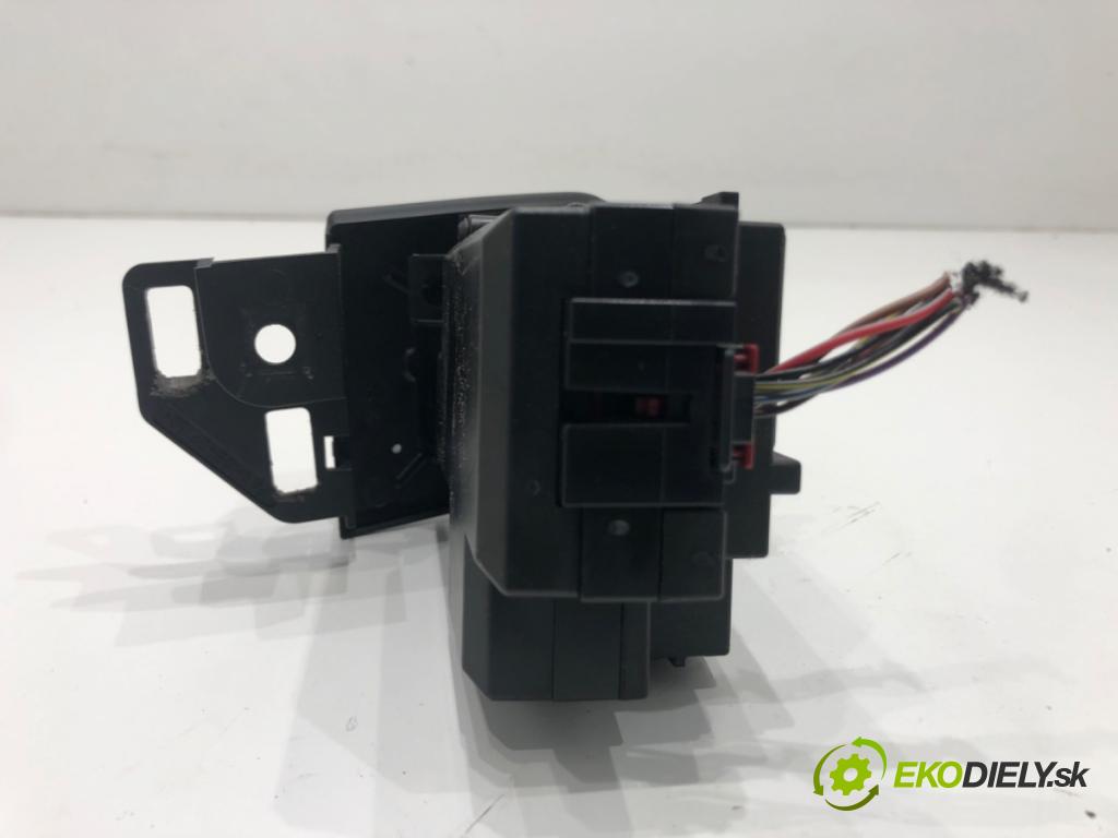 AUDI A4 B8 Avant (8K5) 2007 - 2015    2.0 TDI 125 kW [170 KM] olej napędowy 2008 - 2012  spinačka 8K0909131D (Spínacie skrinky a kľúče)