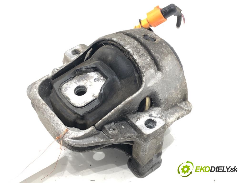 AUDI A4 B8 Avant (8K5) 2007 - 2015    2.0 TDI 125 kW [170 KM] olej napędowy 2008 - 2012  AirBag Motor ľavá strana 8K0199381 (Držiaky motora)