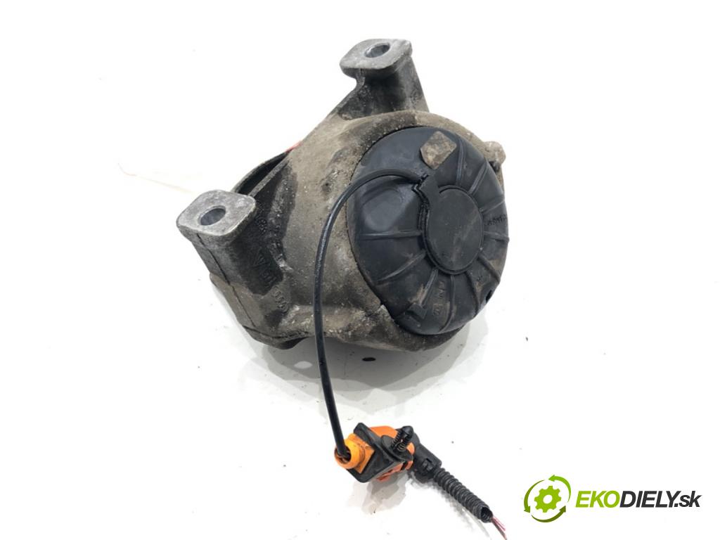 AUDI A4 B8 Avant (8K5) 2007 - 2015    2.0 TDI 125 kW [170 KM] olej napędowy 2008 - 2012  AirBag Motor ľavá strana 8K0199381 (Držiaky motora)