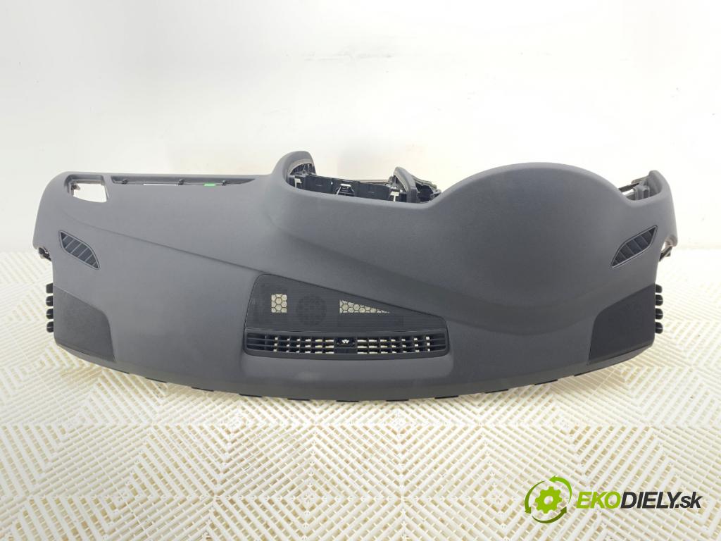 AUDI A4 B8 Kombi 2010 125 kW 2.0 TDI 1968 palubní doska silenbloku