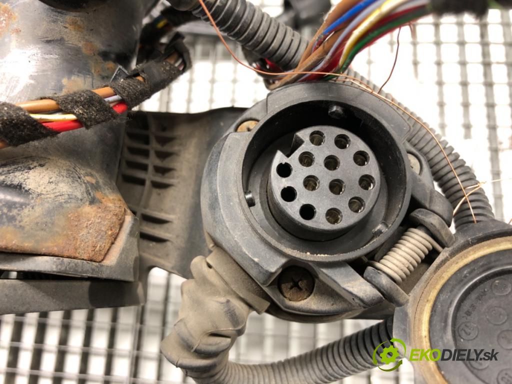 AUDI A4 B8 Avant (8K5) 2007 - 2015    2.0 TDI 125 kW [170 KM] olej napędowy 2008 - 2012  Hák tažné zařízení 8T0800491D 8T0800495 (Tažná zařízení)