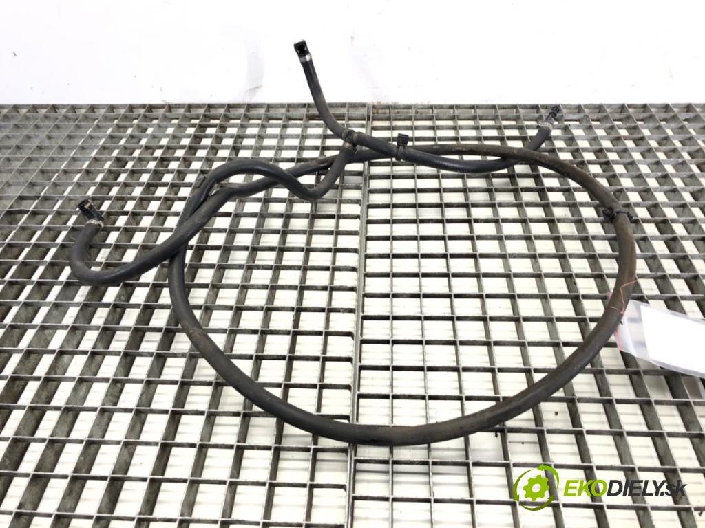 AUDI A4 B8 Kombi 2010 125 kW 2.0 TDI 1968 trubka ostřikovačů světel XENON