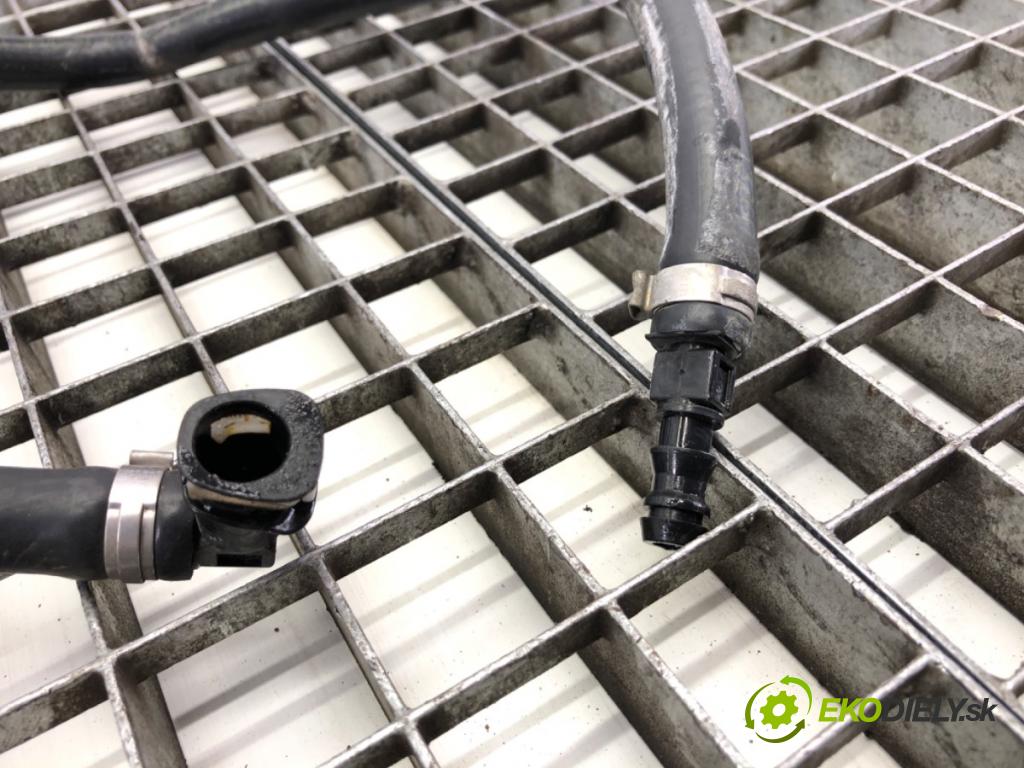 AUDI A4 B8 Kombi 2010 125 kW 2.0 TDI 1968 trubka ostřikovačů světel XENON