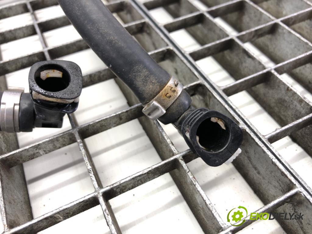 AUDI A4 B8 Kombi 2010 125 kW 2.0 TDI 1968 trubka ostřikovačů světel XENON