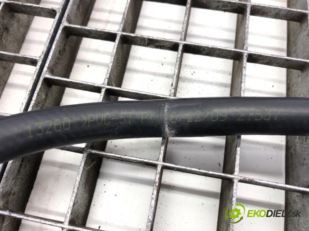 AUDI A4 B8 Kombi 2010 125 kW 2.0 TDI 1968 trubka ostřikovačů světel XENON