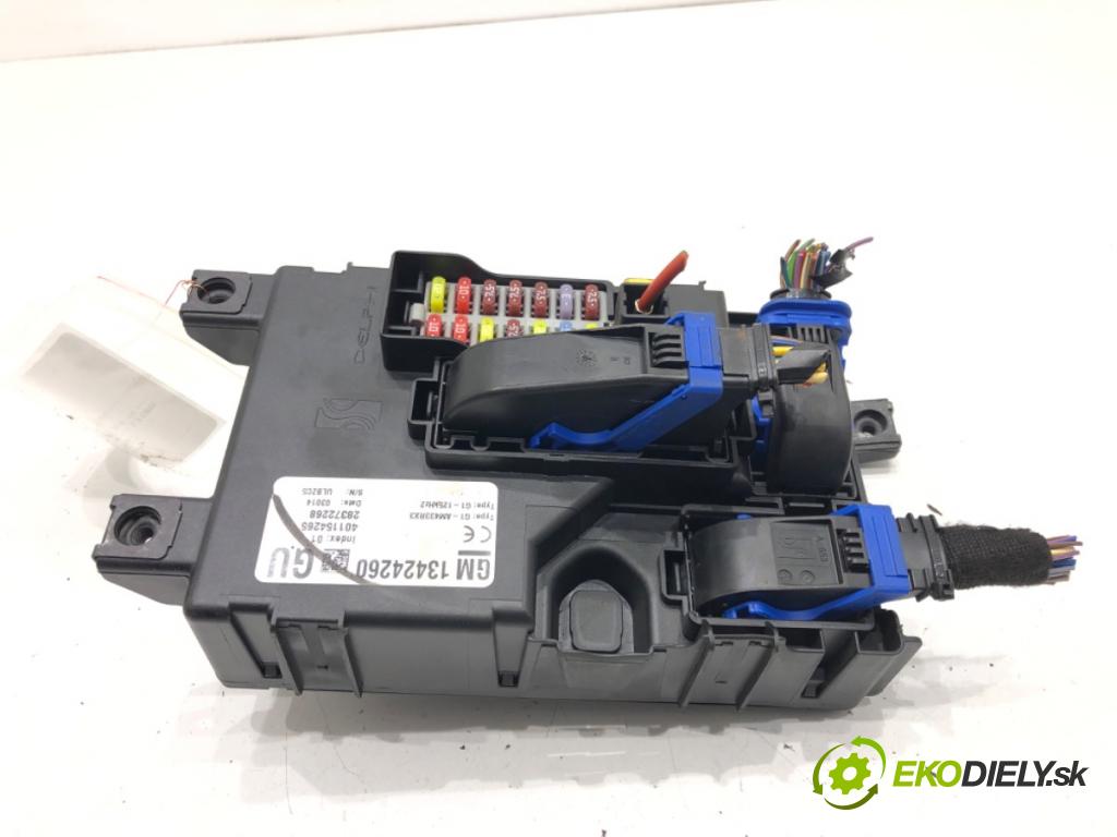 OPEL CORSA D (S07) 2006 - 2014    1.3 CDTI (L08, L68) 70 kW [95 KM] olej napędowy 2009 - 2014  modul BSI 13424260 (Pojistkové skříňky)