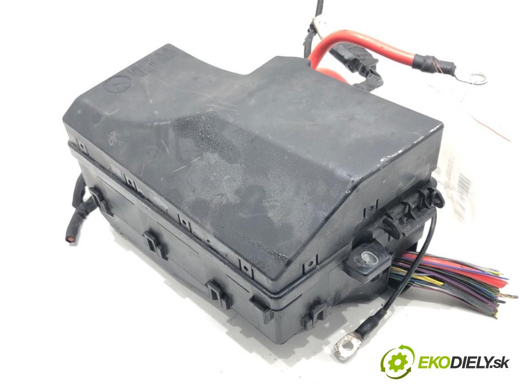 VOLVO V40 liftback (525, 526) 2012 - 2022    D2 88 kW [120 KM] olej napędowy 2015 - 2018  skříňka poistková AV6T-14A067-AD (Pojistkové skříňky)