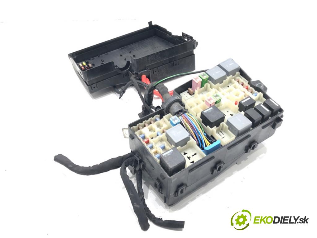 VOLVO V40 liftback (525, 526) 2012 - 2022    D2 88 kW [120 KM] olej napędowy 2015 - 2018  skříňka poistková AV6T-14A067-AD (Pojistkové skříňky)