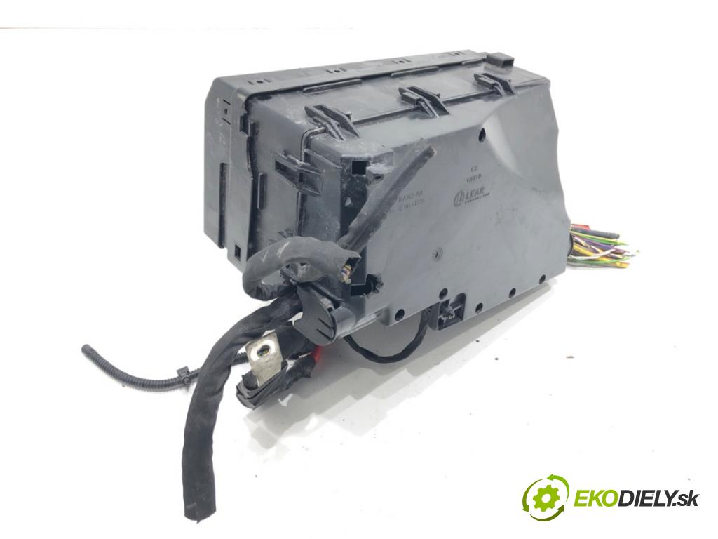 VOLVO V40 liftback (525, 526) 2012 - 2022    D2 88 kW [120 KM] olej napędowy 2015 - 2018  skříňka poistková AV6T-14A067-AD (Pojistkové skříňky)