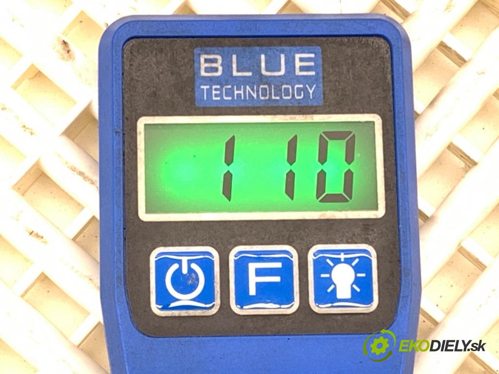 VOLVO V40 liftback 2015 88 kW D2 1969 Dvere pravy zad