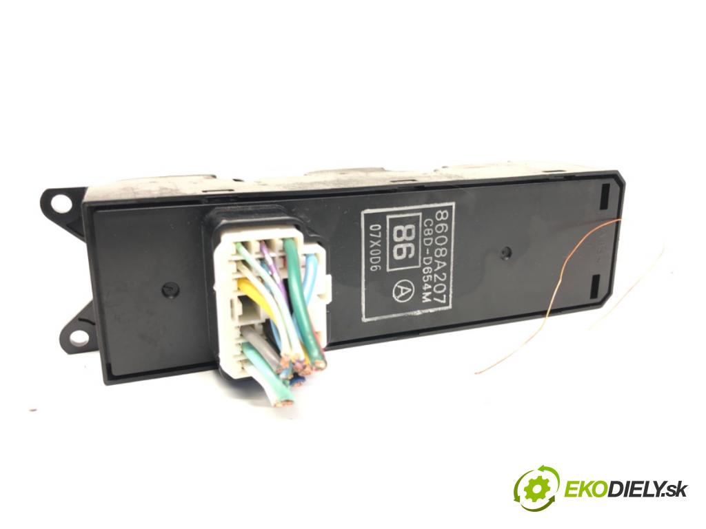 MITSUBISHI ASX (GA_W_) 2009 - 2022    1.6 MIVEC 86 kW [117 KM] benzyna 2010 - 2022  Prepínač okien 8608A207 (Prepínače, spínače, tlačidlá a ovládače kúrenia)
