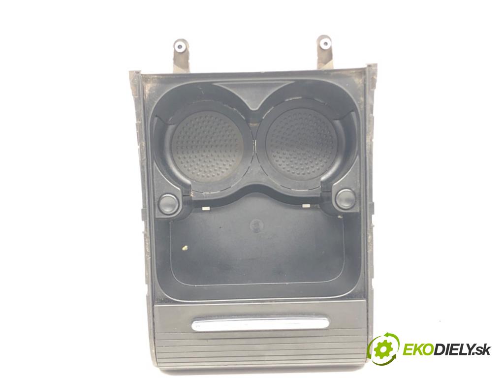 VW PASSAT B6 (3C2) 2005 - 2010    2.0 TDI 103 kW [140 KM] olej napędowy 2005 - 2009  Držiak na nápoje 3C0858329A (Úchyty, držiaky na nápoje)