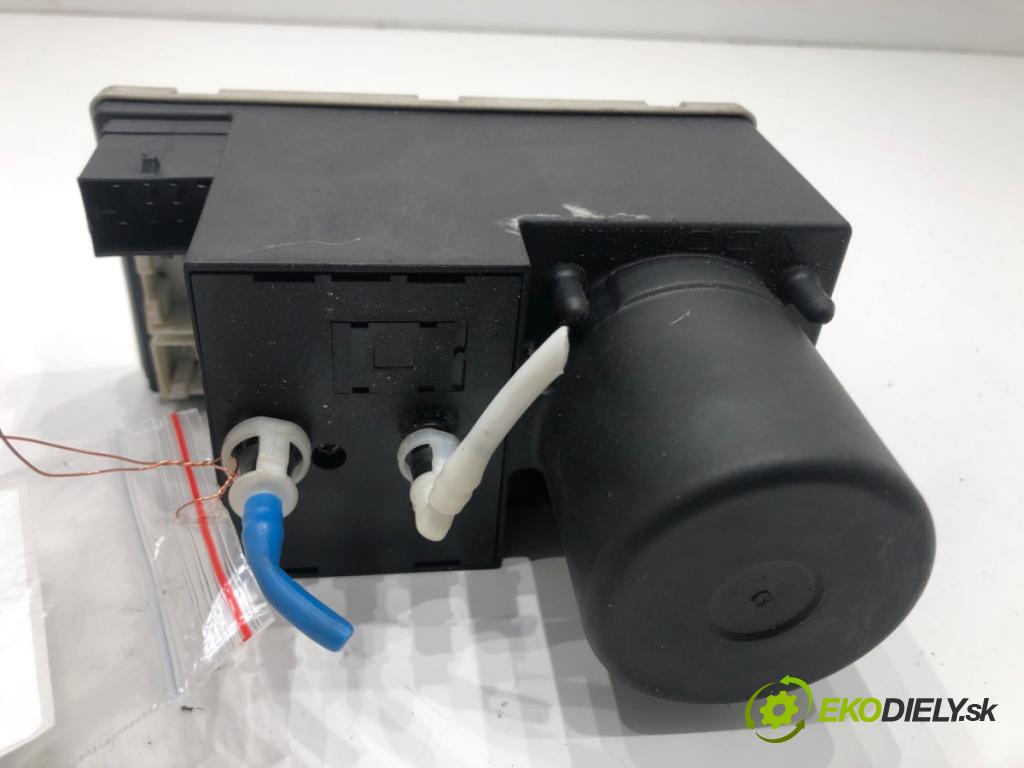 AUDI A3 (8L1) 1996 - 2006    1.6 75 kW [102 KM] benzyna 2000 - 2003  pumpa centrálneho zámku 8D0862257 (Riadiace jednotky centrálneho zámku)