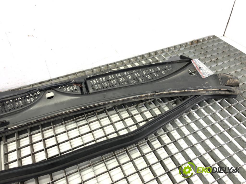 AUDI A3 (8L1) 1996 - 2006    1.6 75 kW [102 KM] benzyna 2000 - 2003  Torpédo, plast pod čelné okno 8L1819415B (Torpéda)