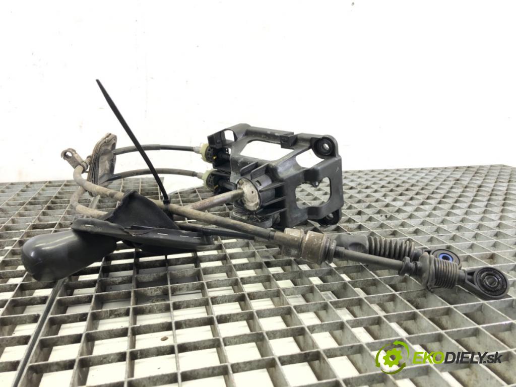 TOYOTA AYGO (_B1_) 2005 - 2014    1.0 (KGB10_) 50 kW [68 KM] benzyna 2005 - 2014  Kulisa  (Rýchlostné páky / kulisy)