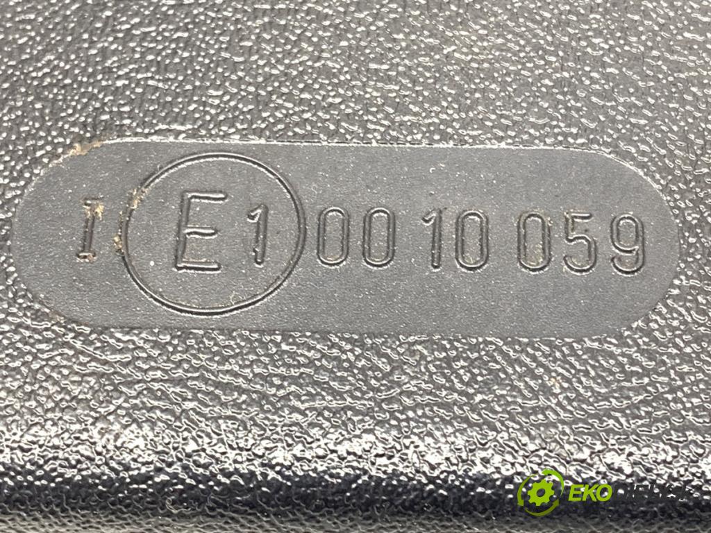 MERCEDES-BENZ 124 sedan (W124) 1984 - 1993    300 D (124.130) 80 kW [109 KM] olej napędowy 1984 - 1989  zpětné zrcátko vnitřní  (Světla vnitřní)