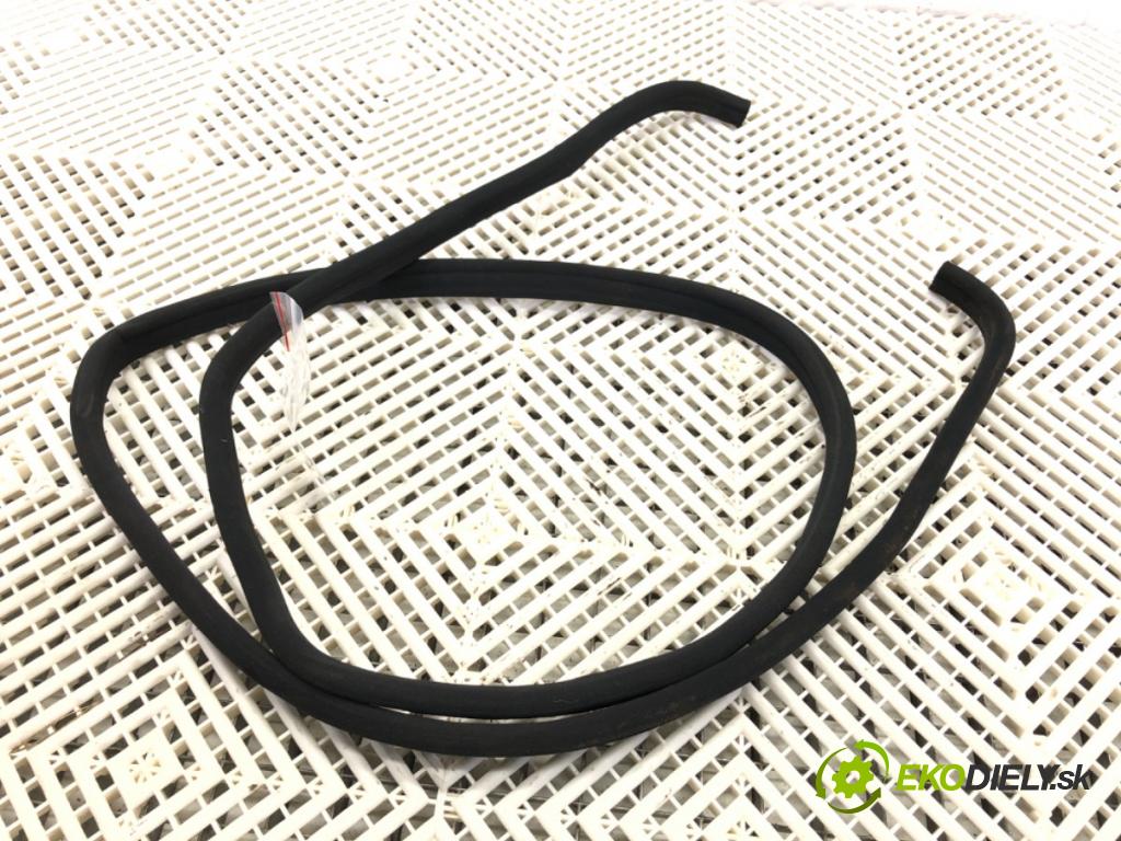 MERCEDES-BENZ 124 sedan (W124) 1984 - 1993    300 D (124.130) 80 kW [109 KM] olej napędowy 1984 - 1989  těsnění dveře zadní část levá strana  (Ostatní)