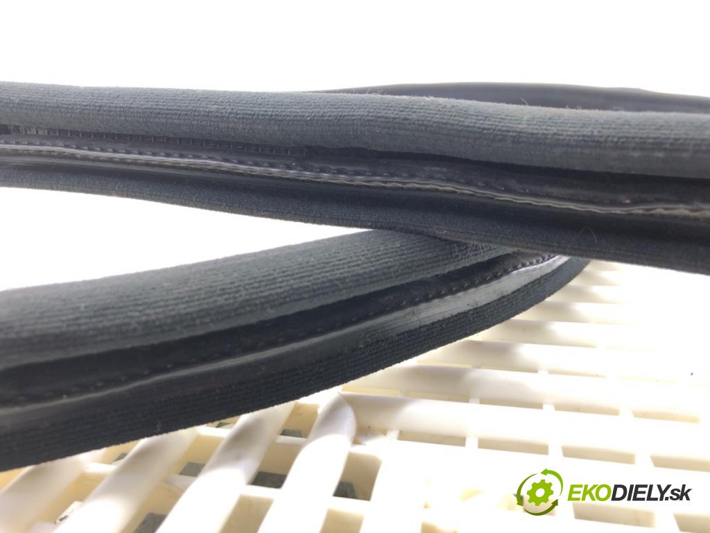 MERCEDES-BENZ 124 sedan (W124) 1984 - 1993    300 D (124.130) 80 kW [109 KM] olej napędowy 1984 - 1989  těsnění dveře zadní část levá strana  (Ostatní)