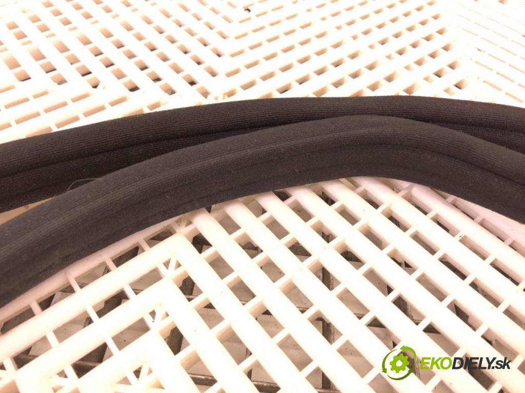 MERCEDES-BENZ 124 sedan (W124) 1984 - 1993    300 D (124.130) 80 kW [109 KM] olej napędowy 1984 - 1989  těsnění dveře zadní část levá strana  (Ostatní)