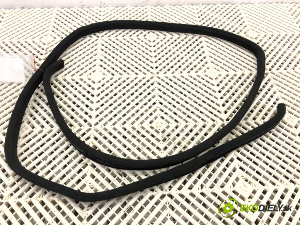 MERCEDES-BENZ 124 sedan (W124) 1984 - 1993    300 D (124.130) 80 kW [109 KM] olej napędowy 1984 - 1989  těsnění dveře zadní část pravá  (Ostatní)