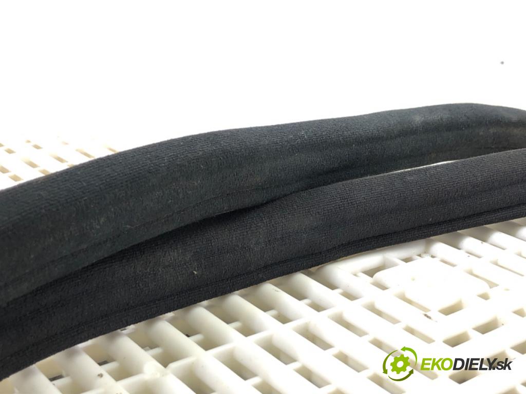 MERCEDES-BENZ 124 sedan (W124) 1984 - 1993    300 D (124.130) 80 kW [109 KM] olej napędowy 1984 - 1989  těsnění dveře zadní část pravá  (Ostatní)