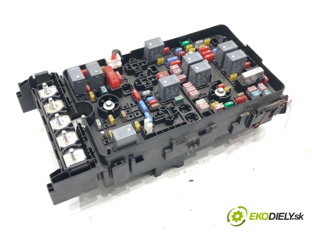 JEEP CHEROKEE (KL) 2013 - 2022    3.2 V6 200 kW [272 KM] benzyna 2013 - 2022  skříňka poistková 68264526AB (Pojistkové skříňky)