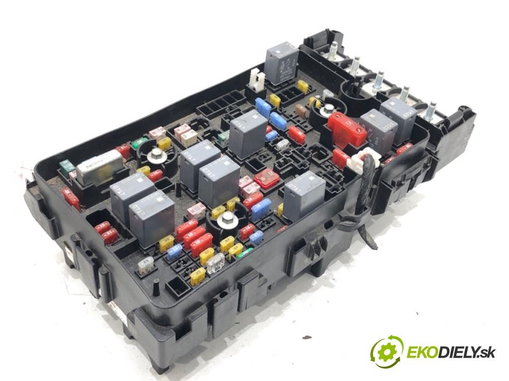 JEEP CHEROKEE (KL) 2013 - 2022    3.2 V6 200 kW [272 KM] benzyna 2013 - 2022  skříňka poistková 68264526AB (Pojistkové skříňky)