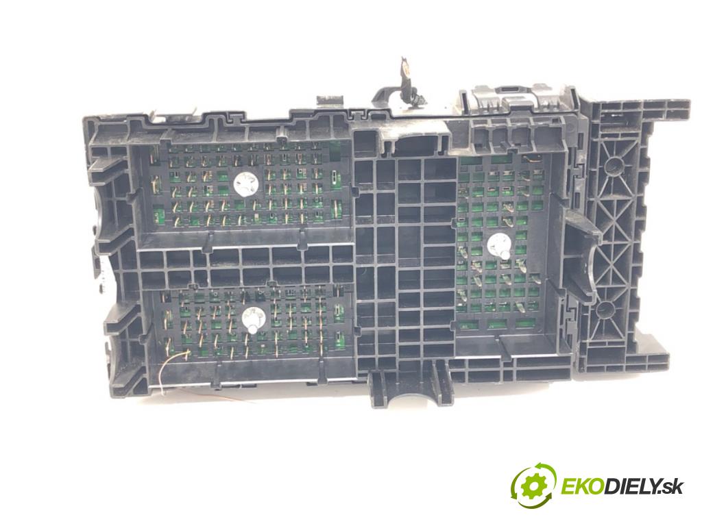 JEEP CHEROKEE (KL) 2013 - 2022    3.2 V6 200 kW [272 KM] benzyna 2013 - 2022  skříňka poistková 68264526AB (Pojistkové skříňky)