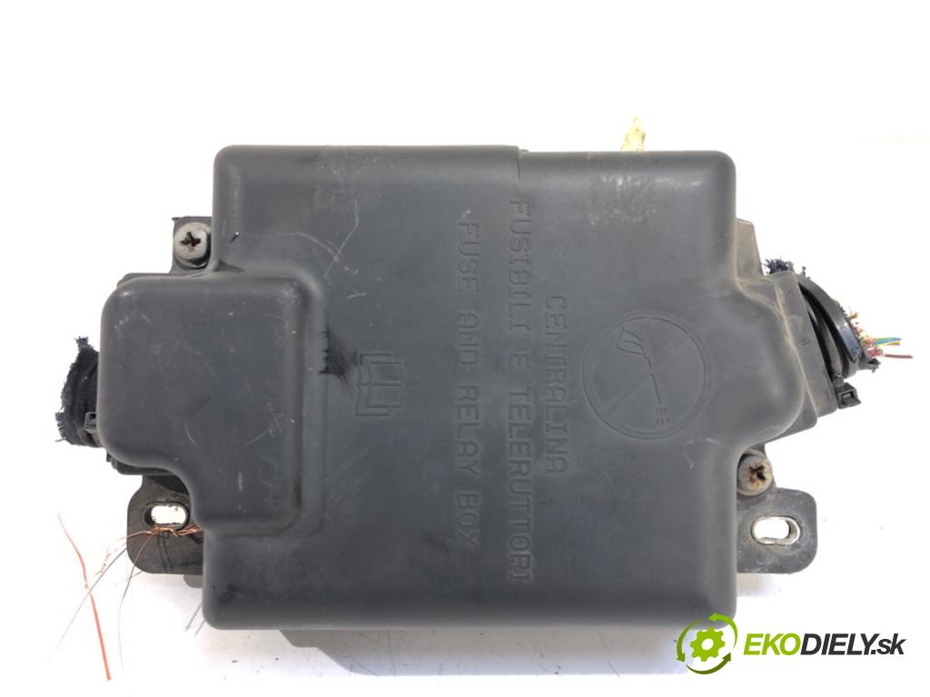 FIAT PUNTO EVO (199_) 2008 - 2022    1.4 (199AXB1A) 57 kW [77 KM] benzyna 2009 - 2012  skříňka poistková 735471684 (Pojistkové skříňky)