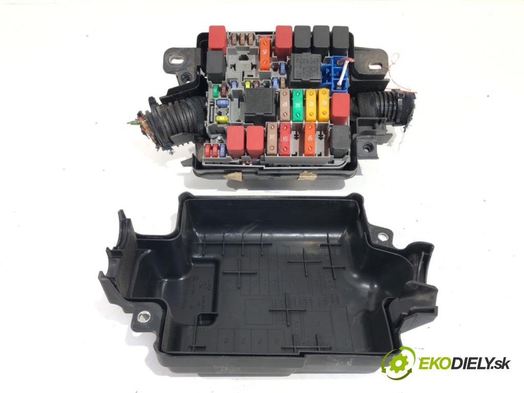 FIAT PUNTO EVO (199_) 2008 - 2022    1.4 (199AXB1A) 57 kW [77 KM] benzyna 2009 - 2012  skříňka poistková 735471684 (Pojistkové skříňky)