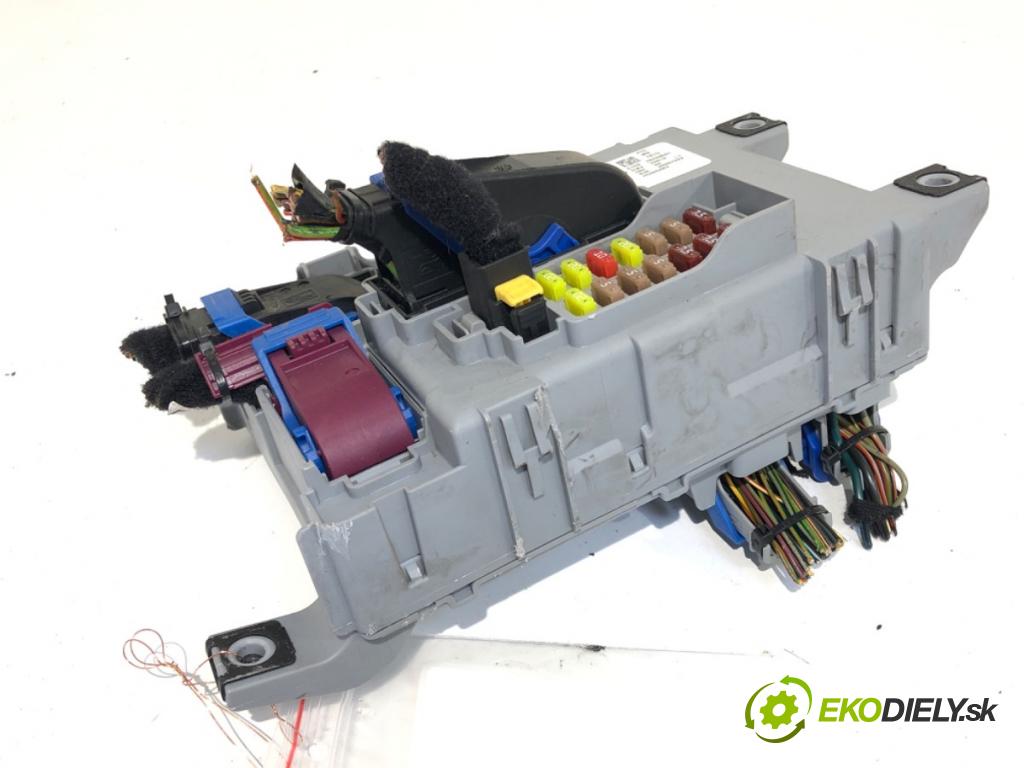 FIAT PUNTO EVO (199_) 2008 - 2022    1.4 (199AXB1A) 57 kW [77 KM] benzyna 2009 - 2012  modul BSI 00518690940 (Pojistkové skříňky)