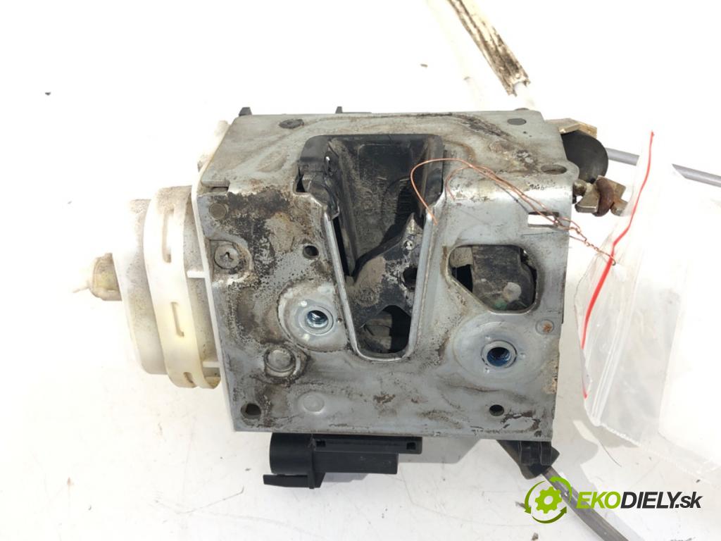 AUDI A4 B5 Avant (8D5) 1994 - 2002    1.9 TDI 85 kW [115 KM] olej napędowy 2000 - 2001  zámok dveře levý přední část 8D1837015F