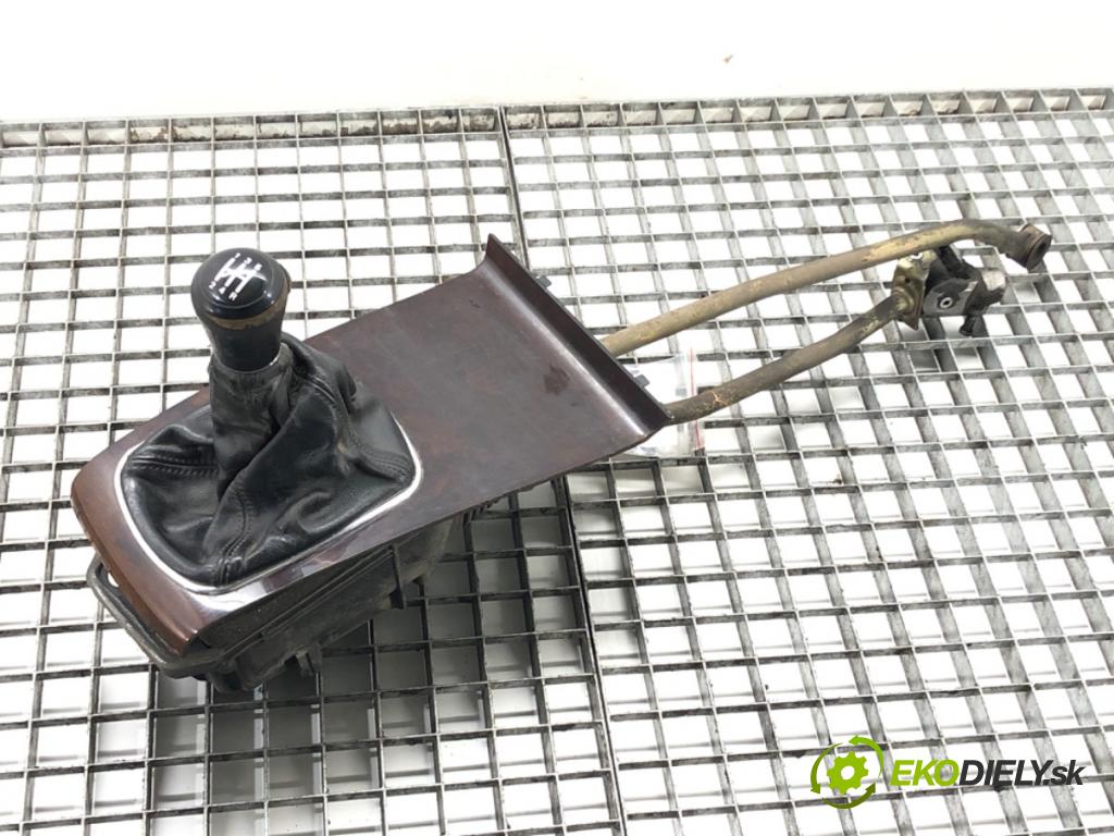 AUDI A4 B5 Avant (8D5) 1994 - 2002    1.9 TDI 85 kW [115 KM] olej napędowy 2000 - 2001  Kulisa 8D0864261J (Rýchlostná páka / kulisa)