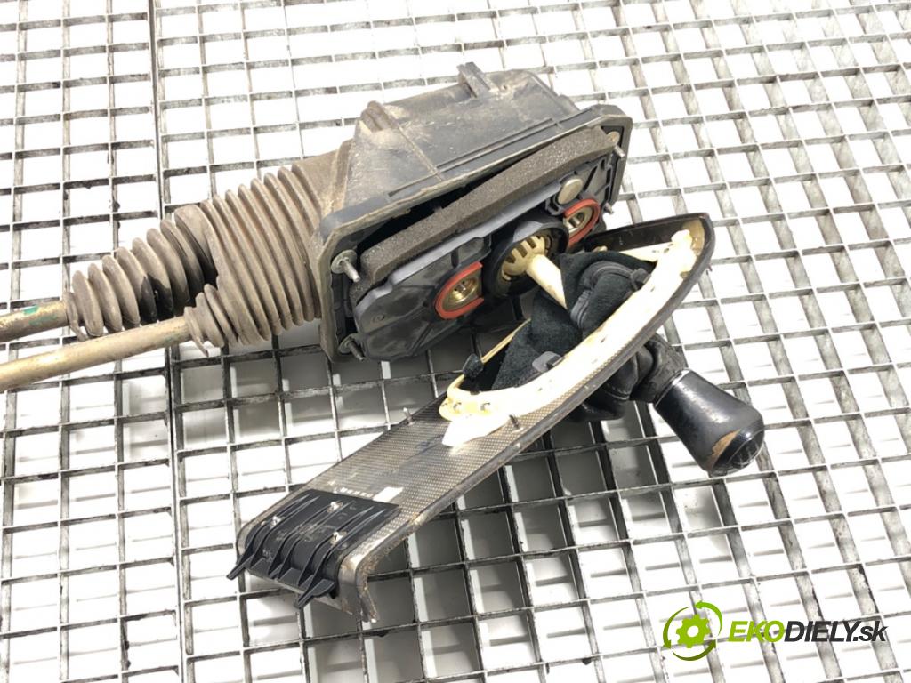 AUDI A4 B5 Avant (8D5) 1994 - 2002    1.9 TDI 85 kW [115 KM] olej napędowy 2000 - 2001  Kulisa 8D0864261J (Rýchlostná páka / kulisa)