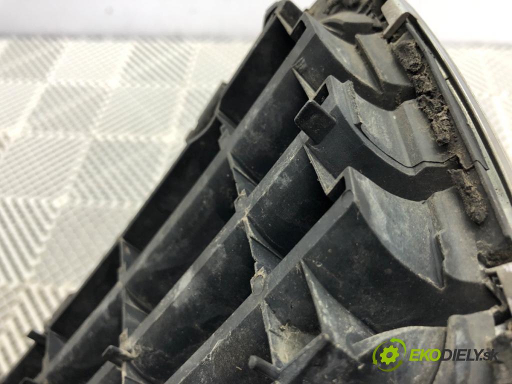 AUDI A4 B5 Avant (8D5) 1994 - 2002    1.9 TDI 85 kW [115 KM] olej napędowy 2000 - 2001  mřížka maska 800853651R (Mřížky (masky) chladičů)