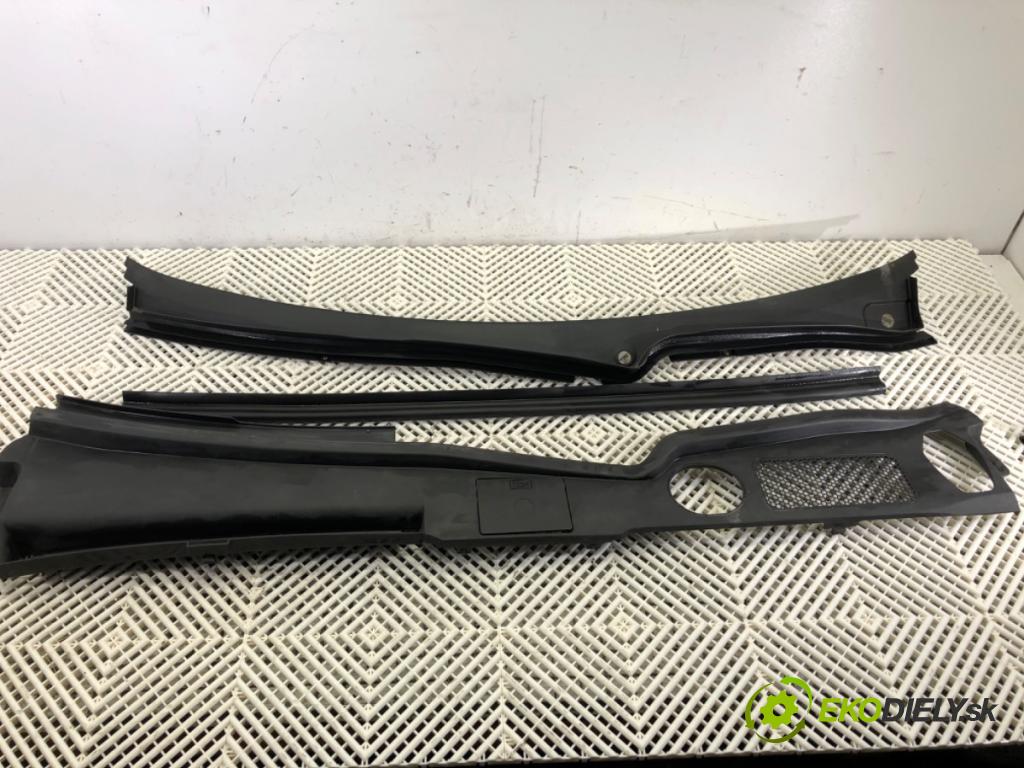 AUDI Q5 (8RB) 2008 - 2017    SQ5 TDI quattro 240 kW [326 KM] olej napędowy 2015 - 2017  Torpédo, plast pod čelné okno 8R1819403 (Torpéda)