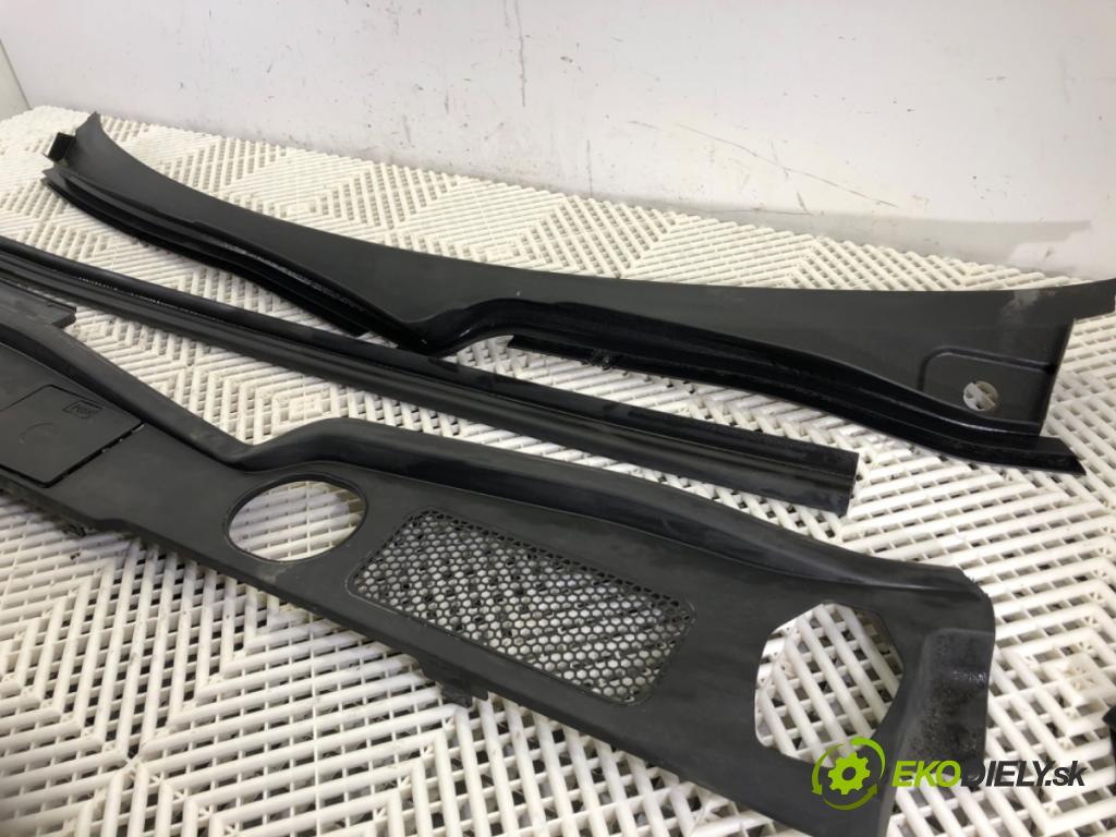 AUDI Q5 (8RB) 2008 - 2017    SQ5 TDI quattro 240 kW [326 KM] olej napędowy 2015 - 2017  Torpédo, plast pod čelné okno 8R1819403 (Torpéda)