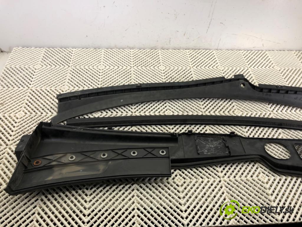 AUDI Q5 (8RB) 2008 - 2017    SQ5 TDI quattro 240 kW [326 KM] olej napędowy 2015 - 2017  Torpédo, plast pod čelné okno 8R1819403 (Torpéda)