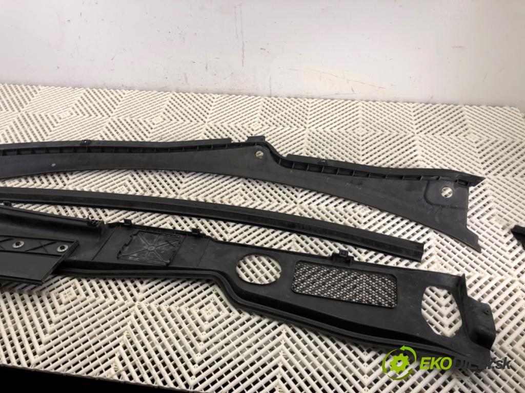 AUDI Q5 (8RB) 2008 - 2017    SQ5 TDI quattro 240 kW [326 KM] olej napędowy 2015 - 2017  Torpédo, plast pod čelné okno 8R1819403 (Torpéda)