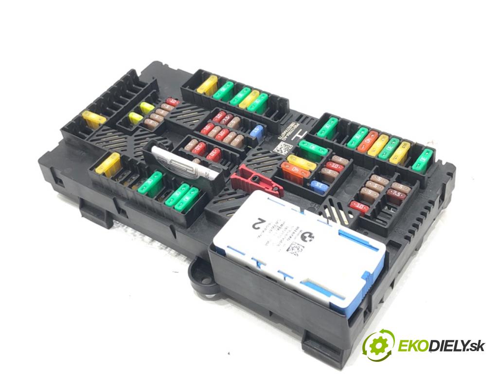 BMW 5 (G30, F90) 2016 - 2022    540 d xDrive 235 kW [320 KM] olej napędowy 2017 - 2020  skříňka poistková 6837090 (Pojistkové skříňky)