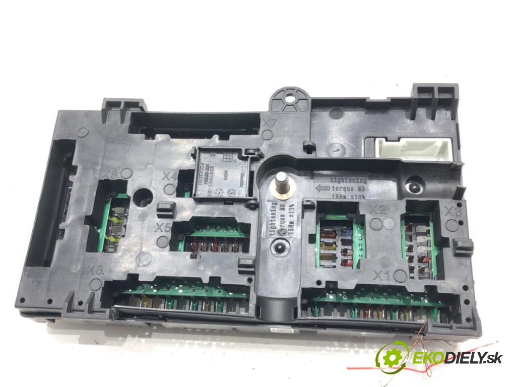 BMW 5 (G30, F90) 2016 - 2022    540 d xDrive 235 kW [320 KM] olej napędowy 2017 - 2020  skříňka poistková 6837090 (Pojistkové skříňky)