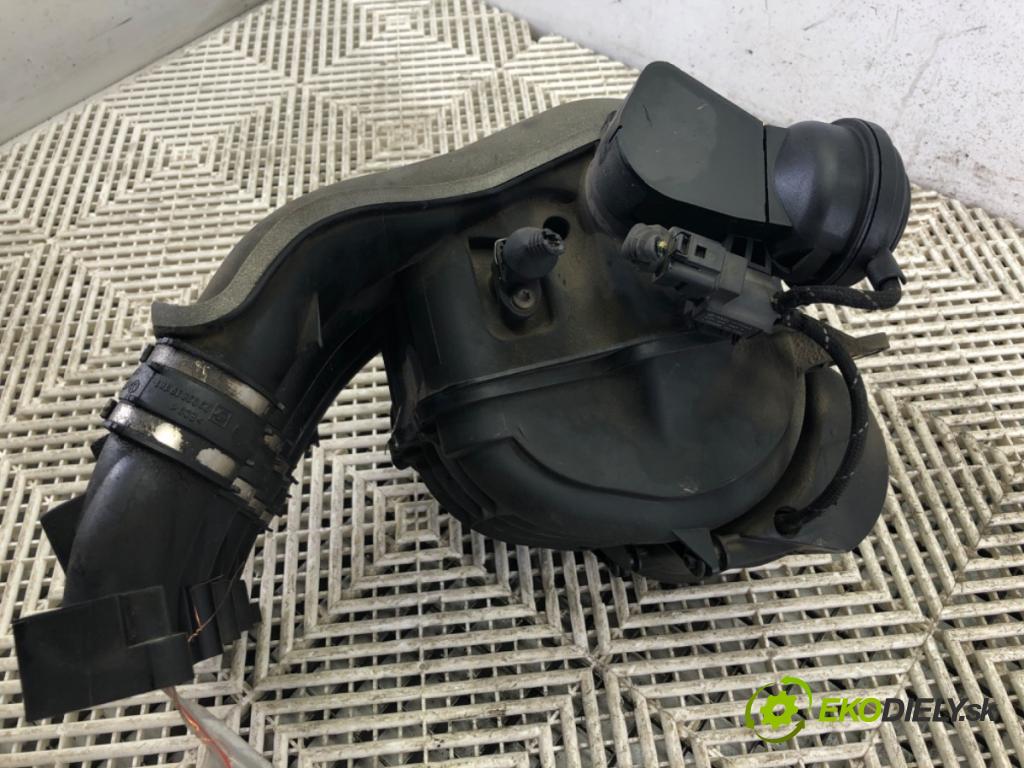 AUDI A4 B6 (8E2) 2000 - 2005    2.0 96 kW [130 KM] benzyna 2000 - 2004  Potrubie sacie, sanie 06B133909 (Sacie potrubia)