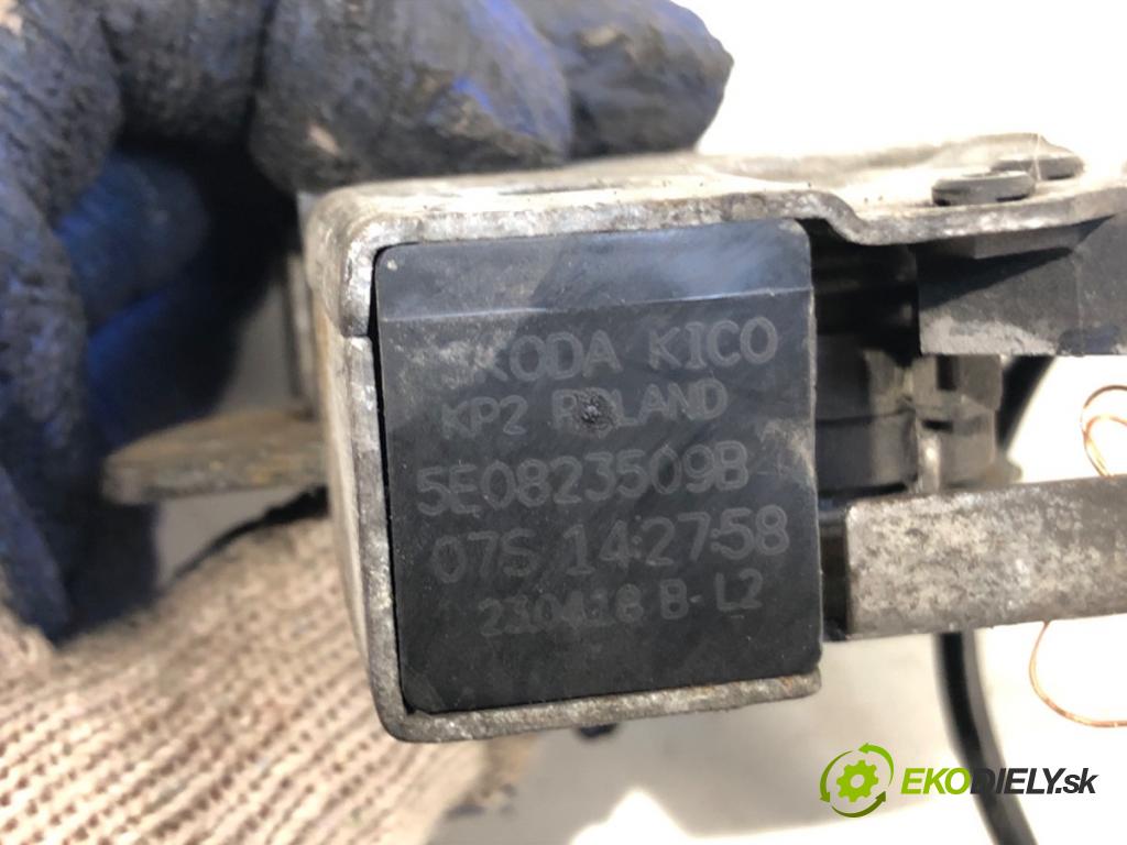 SKODA OCTAVIA III (5E3, NL3, NR3) 2012 - 2022    1.6 TDI 66 kW [90 KM] olej napędowy 2012 - 2022  zámok kapoty přední část 5E0823509B